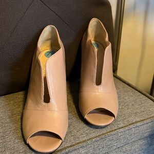 Chic Peep-Toe Leather Heels in Blush